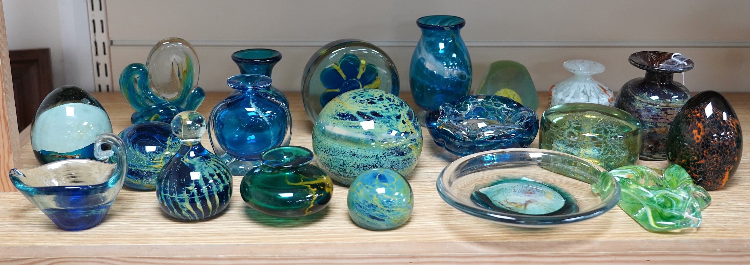 A collection of thirty pieces of Mdina glass, tallest 14cm